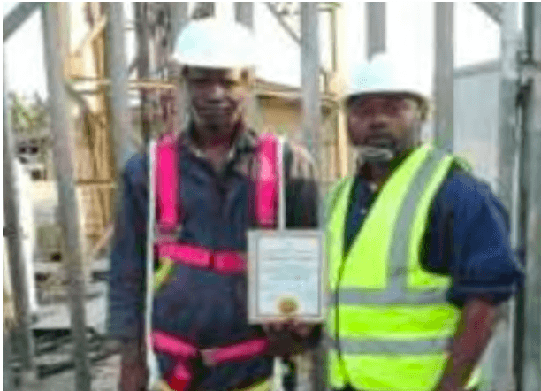 Certified riggers on a JINL project site